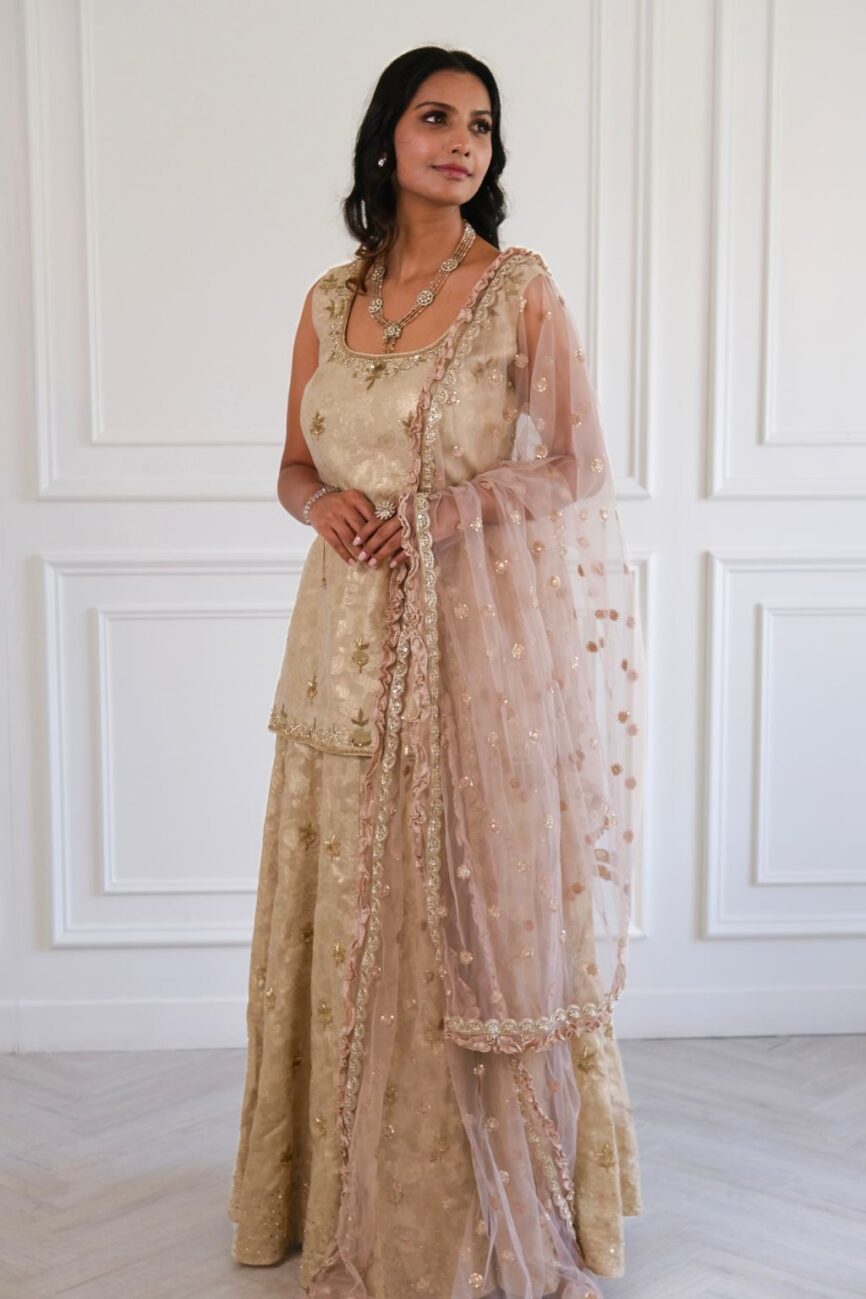 Ivory Banarasi lehenga skirt with embroidered border and dupatta design.